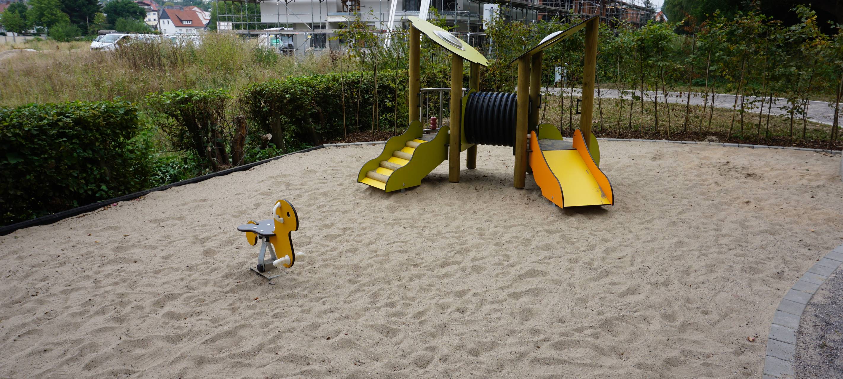 Für die Kleinen gibt es Wipptiere und kleinere Rutschen.