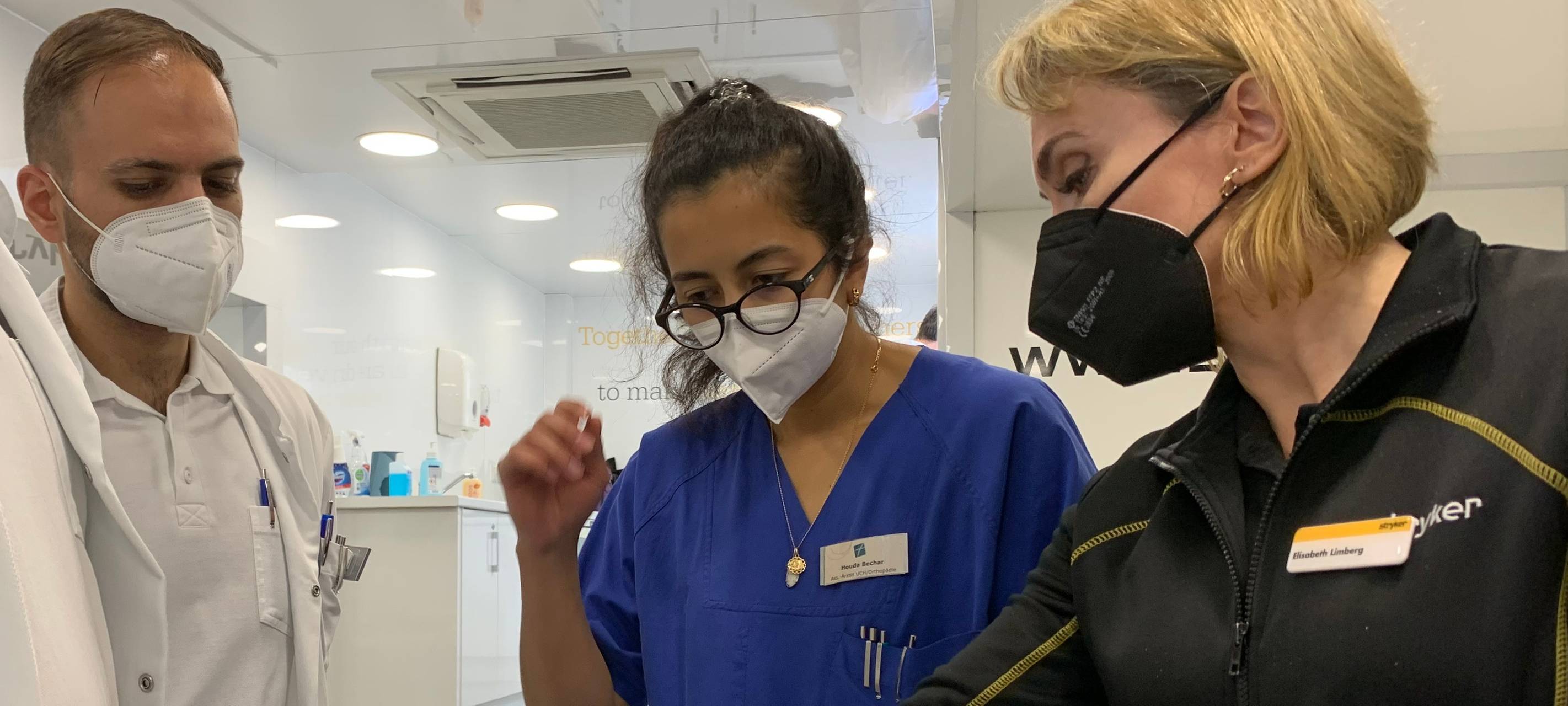 Bohren, Sägen und Schauben - Chirurgen im "Trauma Truck"