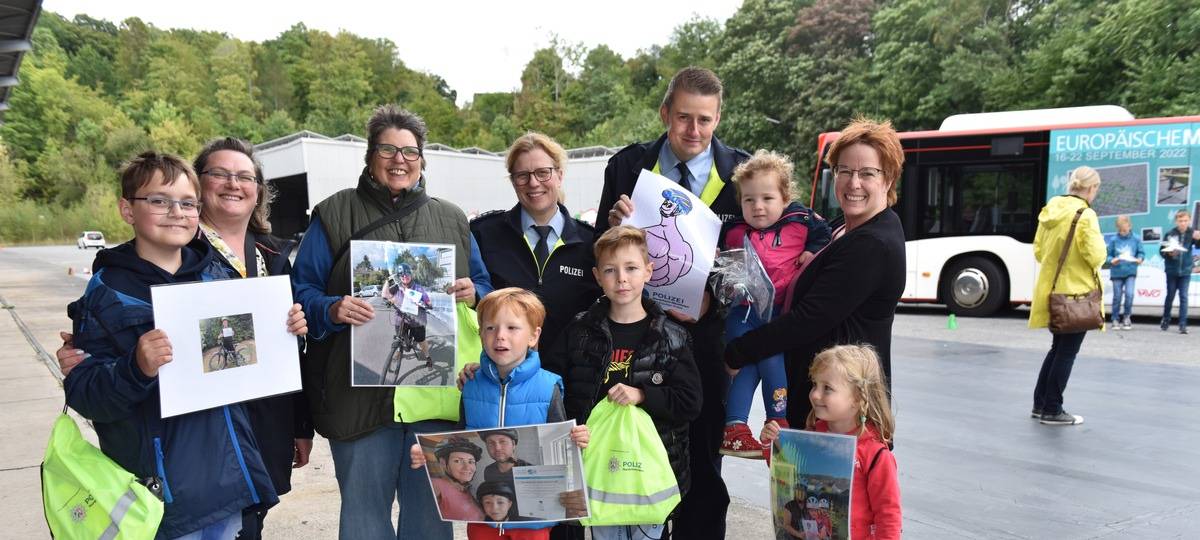 Preisübergabe von Gewinnspiel für Helmträger