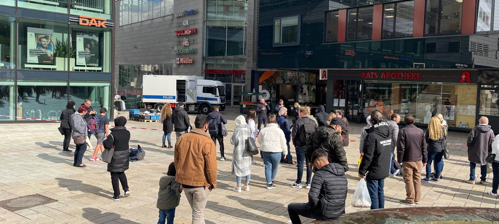 Menschen auf dem Vorplatz von Lüdenscheid