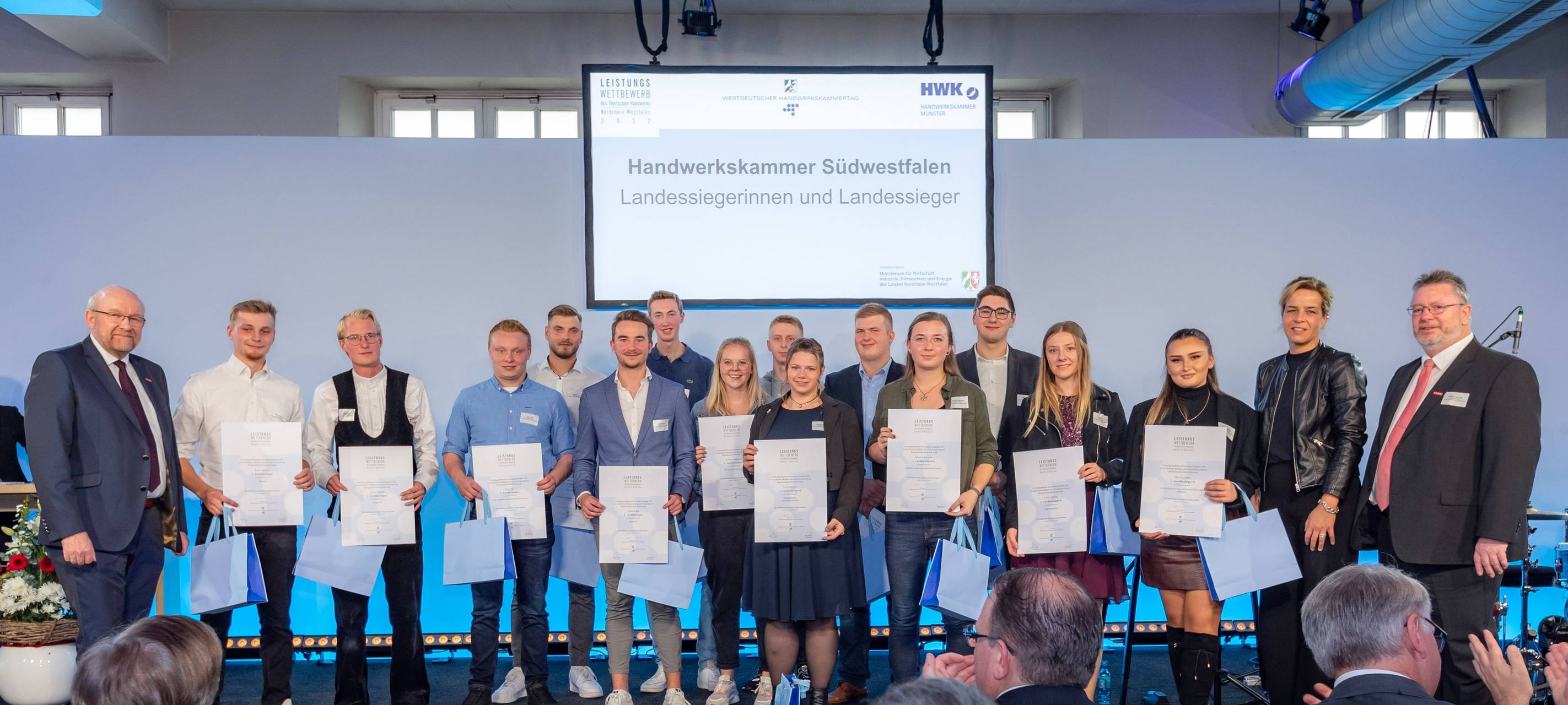 Bühne frei für die Landessiegerinnen und Landessieger aus Südwestfalen. Leonard Will (Mitte links im Jacket) ist der beste Nachwuchs-Konditor.