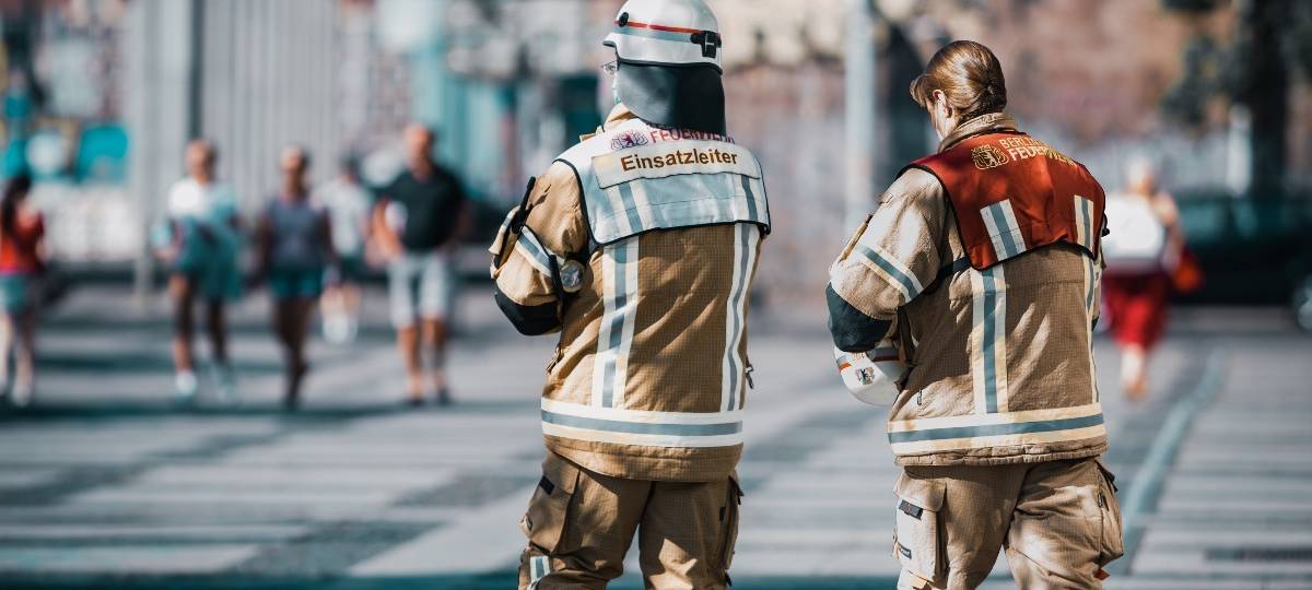 Zwei Feuerwehrmänner im Einsatz