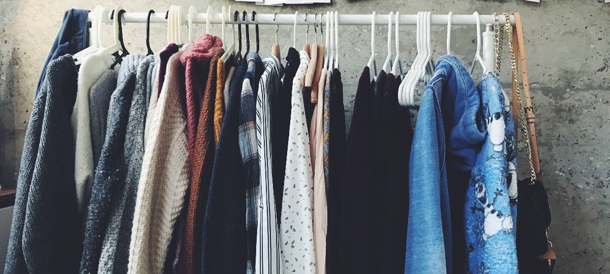 Kleiderstange mit Klamotten