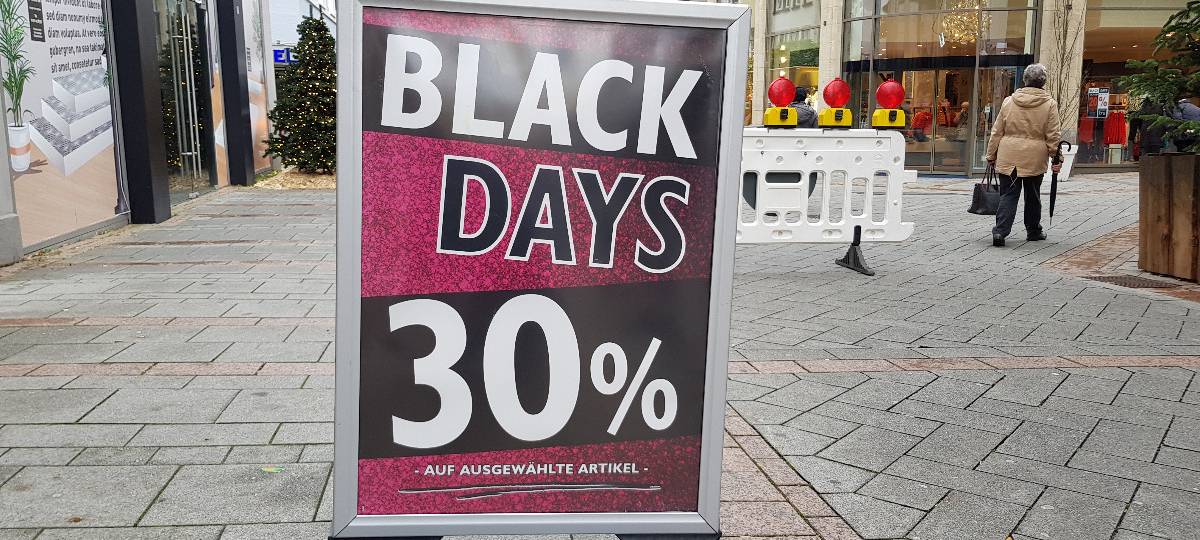Werbeschild zu den Black-Days Angeboten rund um den Black-Friday.