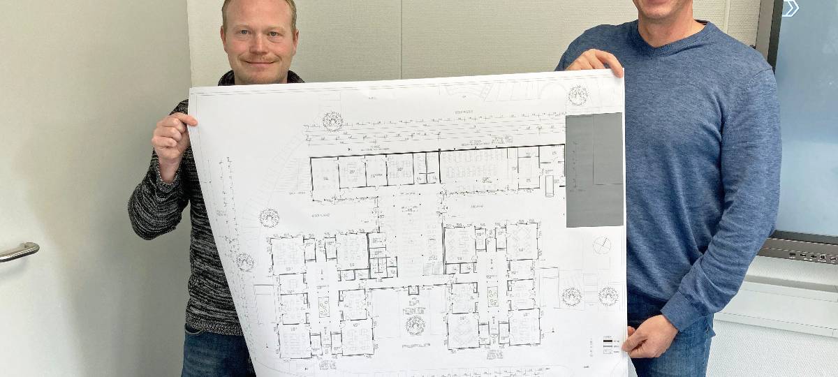 (V.l.n.r.: Christoph Wilk, Sachgebietsleiter „Jugend, Schule und Sport“ und Architekt Dirk Busch, aus der „Technischen Gebäudewirtschaft“ mit einem Grundriss der künftigen Grundschule Holthausen.)