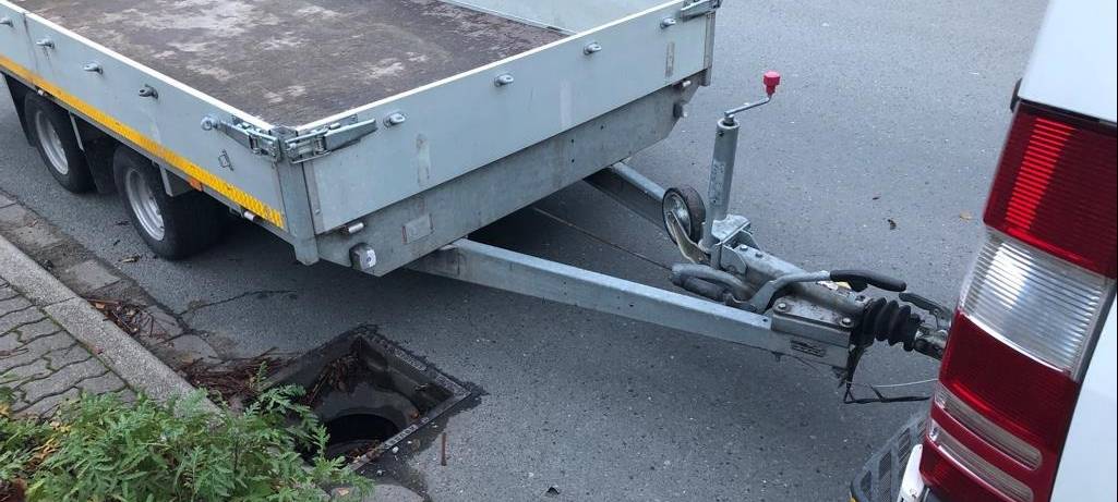 Der Fahrer des Sprinters samt Anhänger kam zum Glück mit einem Schrecken davon.
