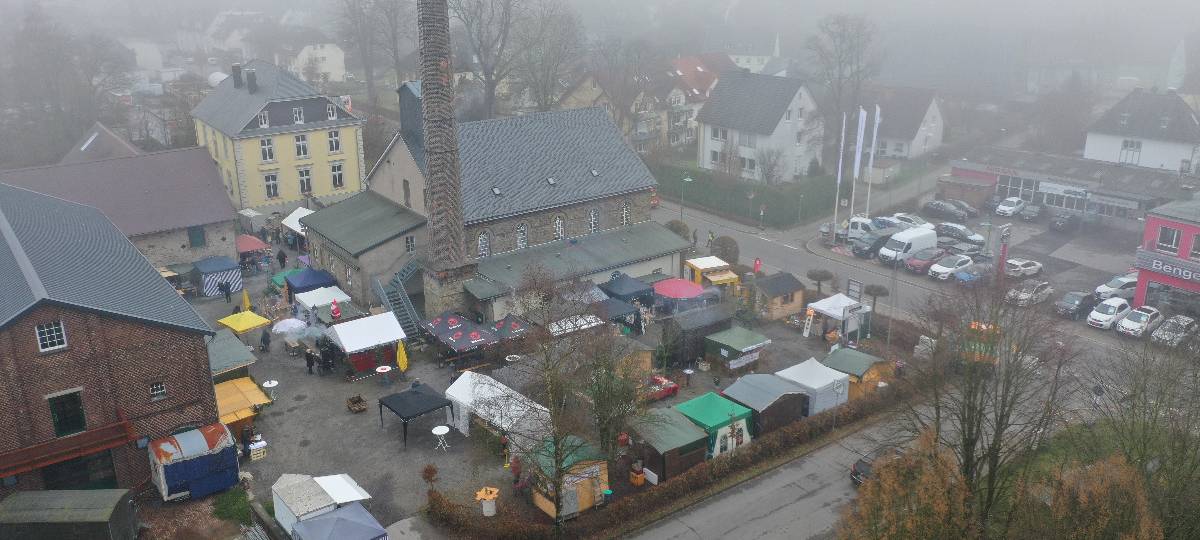 Der Kranz thront auf einem Schornstein über dem Brennereigelände in Kierspe-Rönsahl. Dort findet am ersten Adventswochenende auch der Weihnachtsmarkt statt.