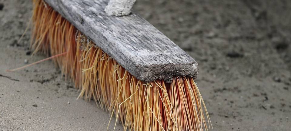 Iserlohn: Männer gehen mit Besen aufeinander los