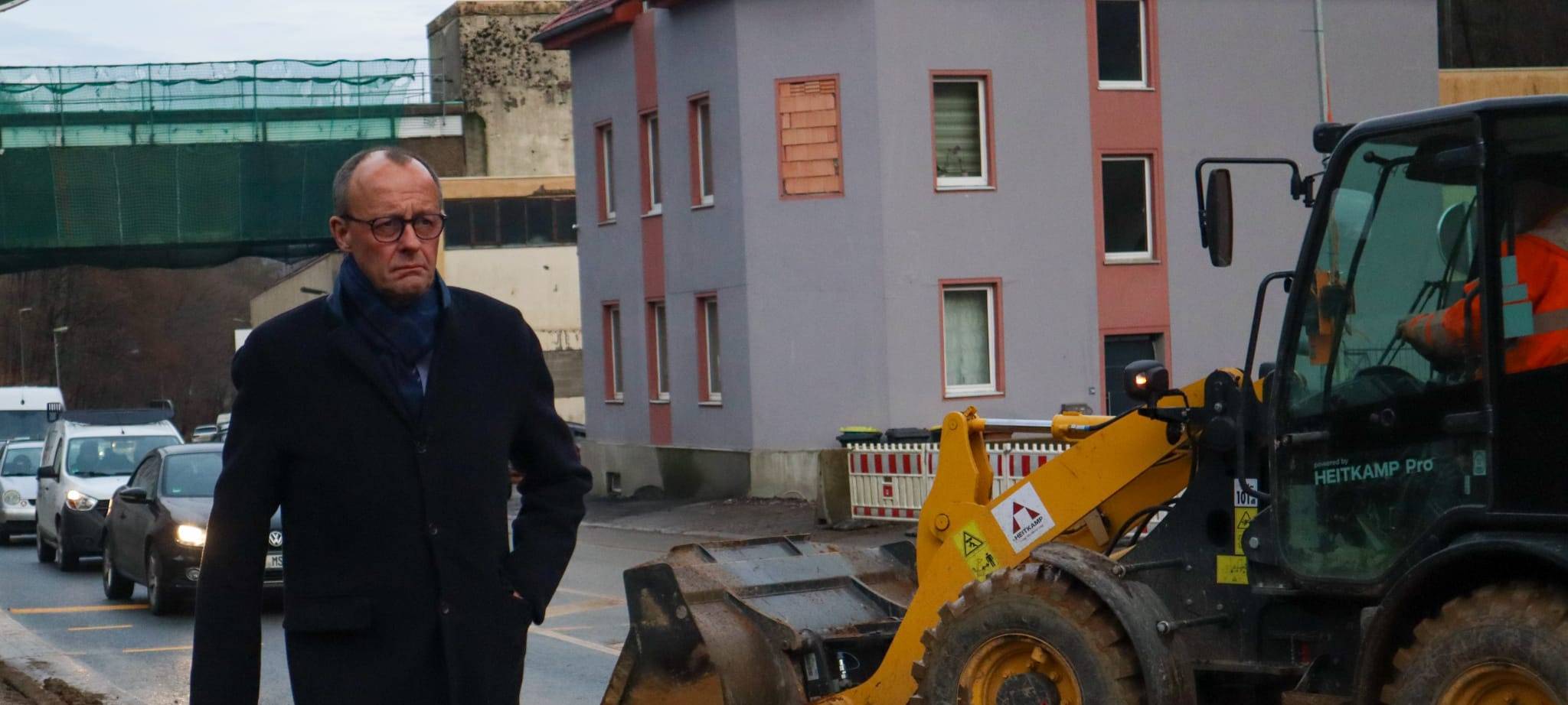 Friedrich Merz im Dezember 2022 in Lüdenscheid. Hier hat er sich die Baustelle der A45-Rahmedetalbrücke angeschaut.