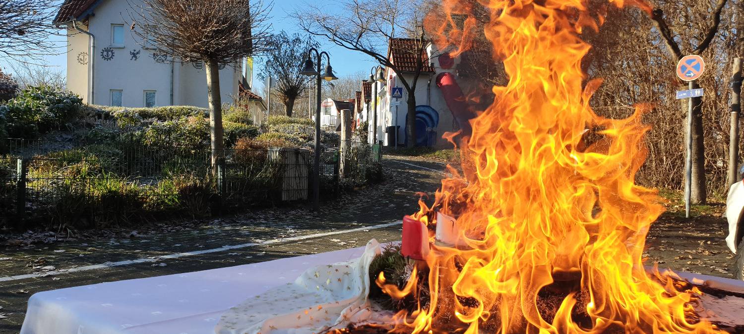 Ein Adventskranz in Vollbrand.
