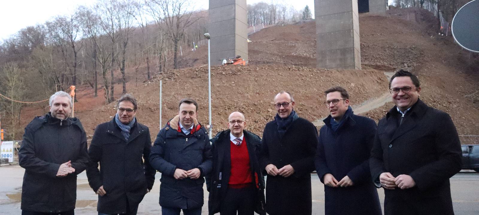 v.l.n.r.: Bürgermeister Sebastian Wagemeyer mit den CDU-Politikern Peter Liese, Paul Ziemiak, Ralf Schwarzkopf, Friedrich Merz, Florian Müller und Landrat Marco Vogel.