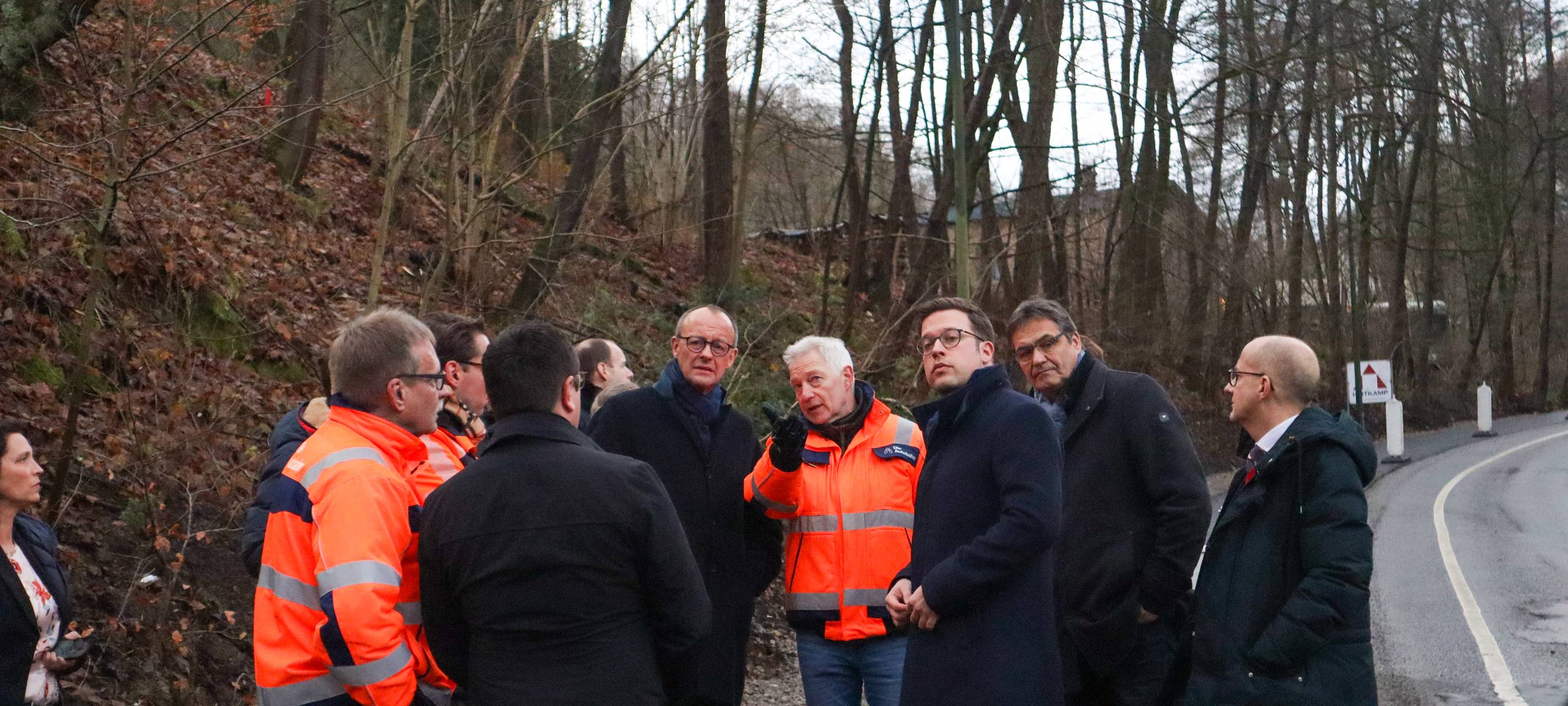 Friedrich Merz im gemeinsamen Gespräch mit CDU-Kollegen und Mitarbeitern der Autobahn GmbH.