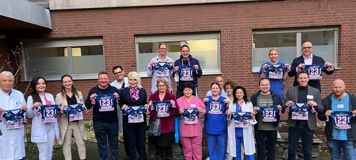 Die Belegschaft freut sich auf ein babyreiches Jahr 2023 - mit neuen Roosters Trikots als Geschenk für Neugeborene und deren Eltern.