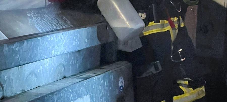 Ärgerlich für die Einsatzkräfte: Absichtlich angesteckte Papiercontainer im Lüdenscheider Stadtgebiet.