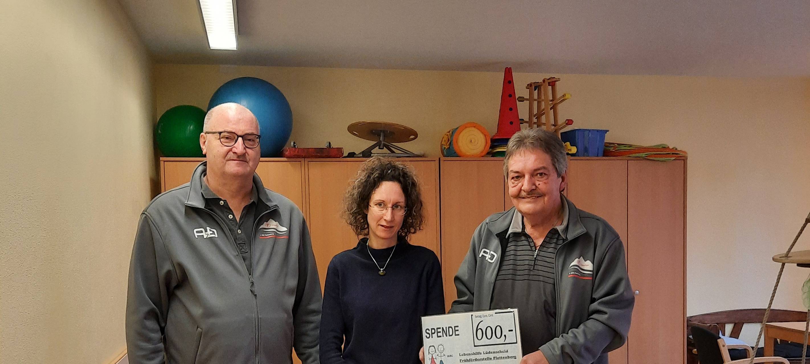 Dartverein spendet für Lebenshilfe