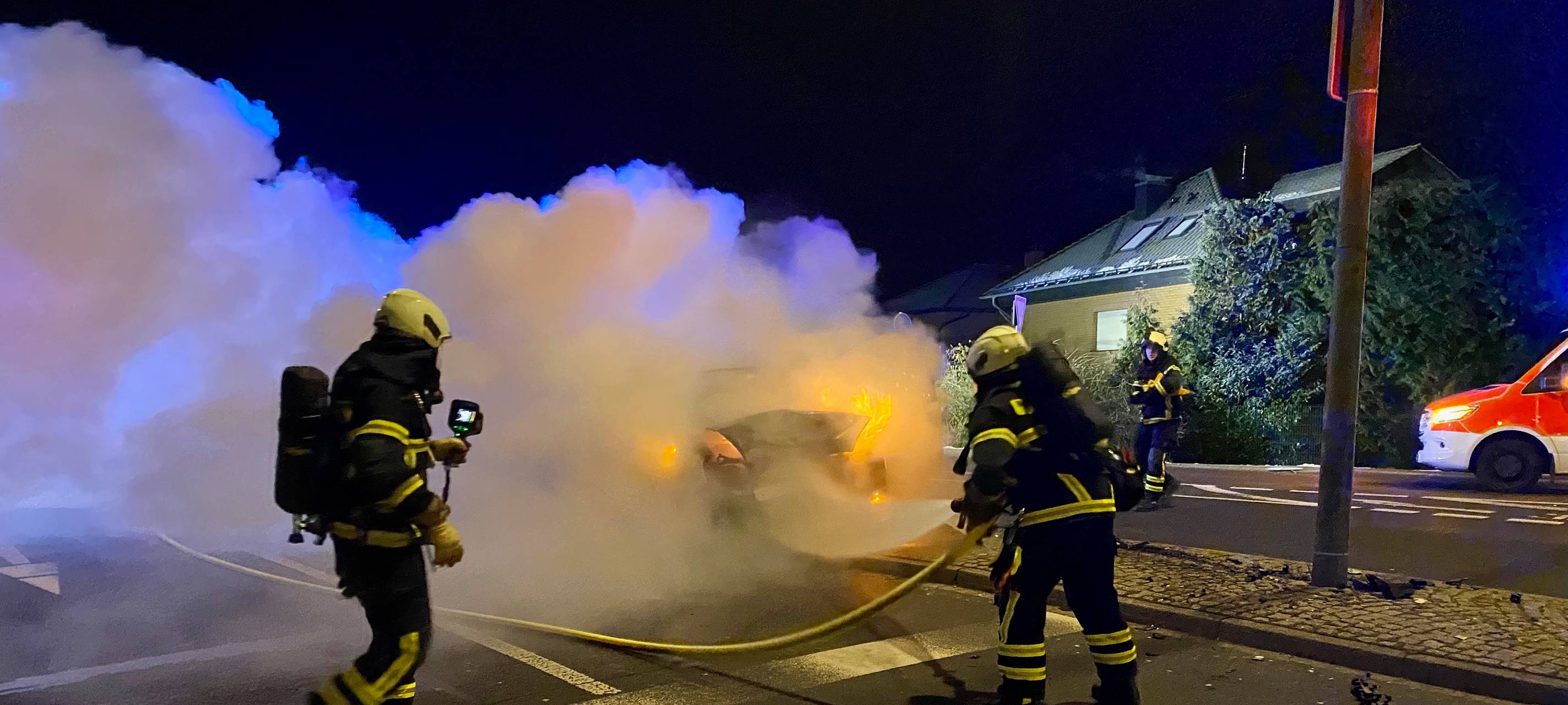 Auto brennt nach Unfall in Iserlohn
