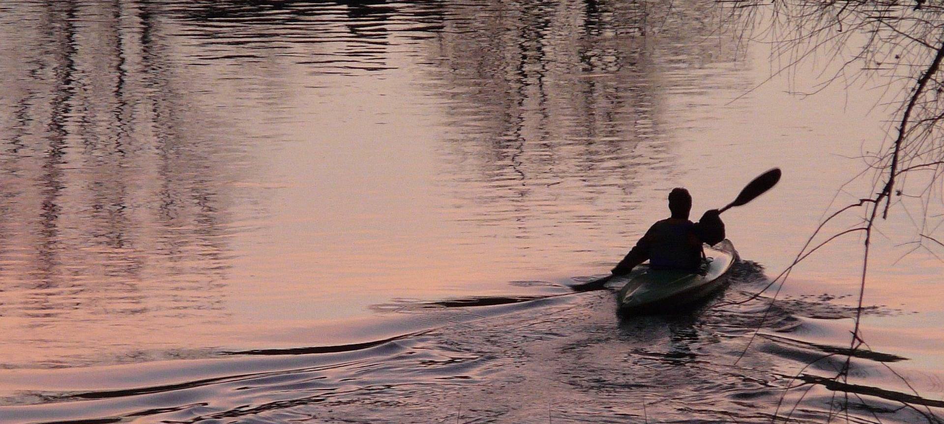 Ein Kanufahrer auf dem Wasser