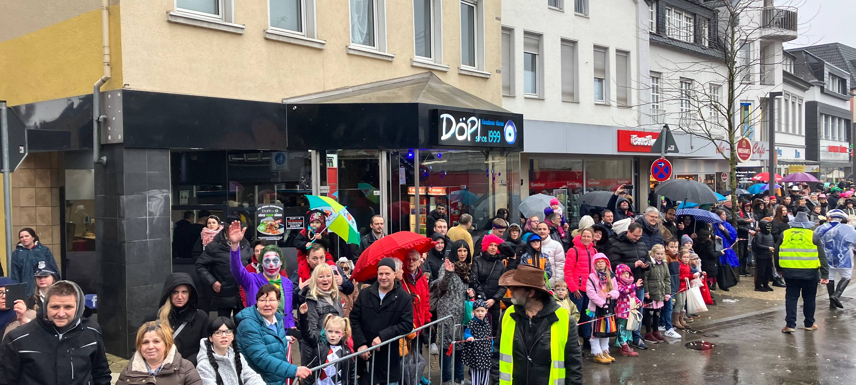 Friedlicher Karnevalszug in Menden