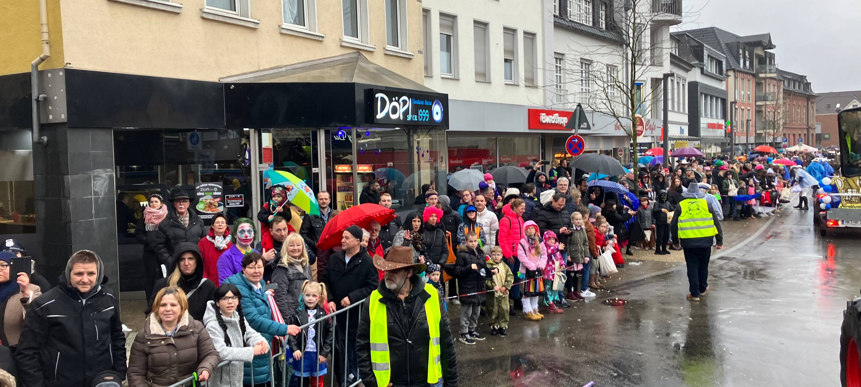 Friedlicher Karnevalszug in Menden