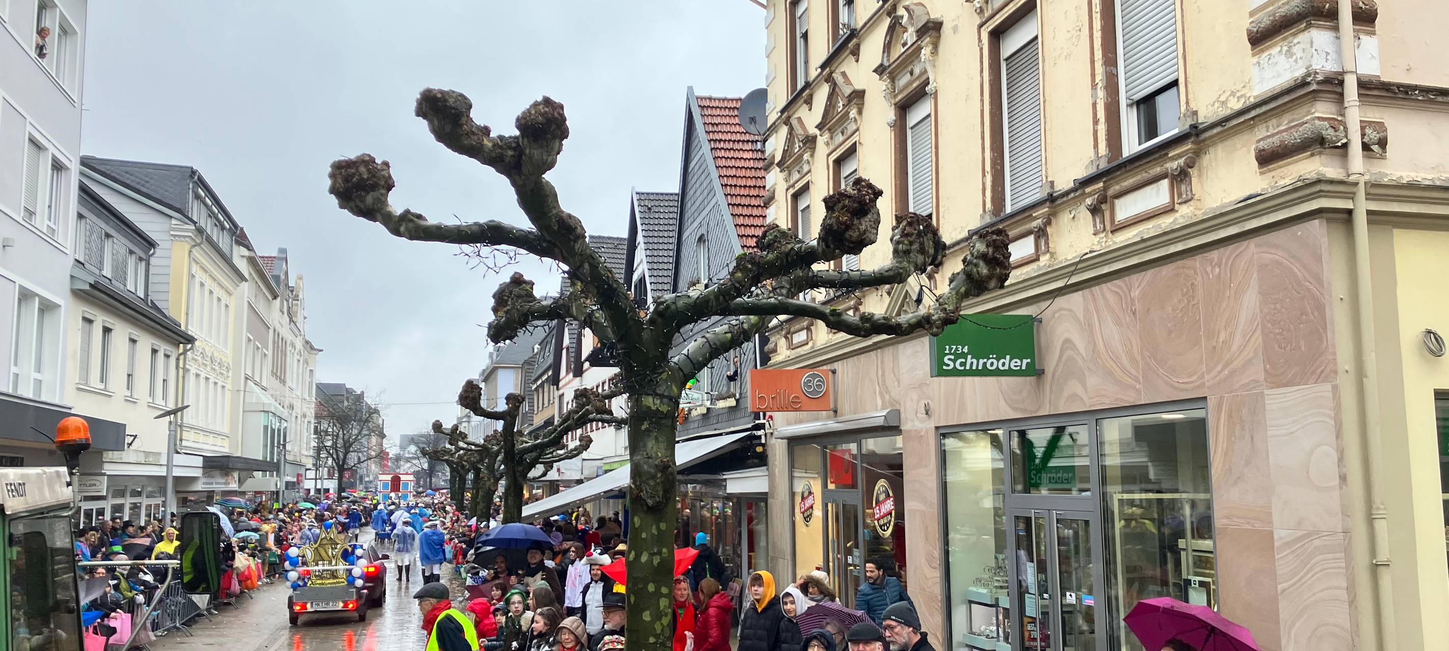 Friedlicher Karnevalszug in Menden