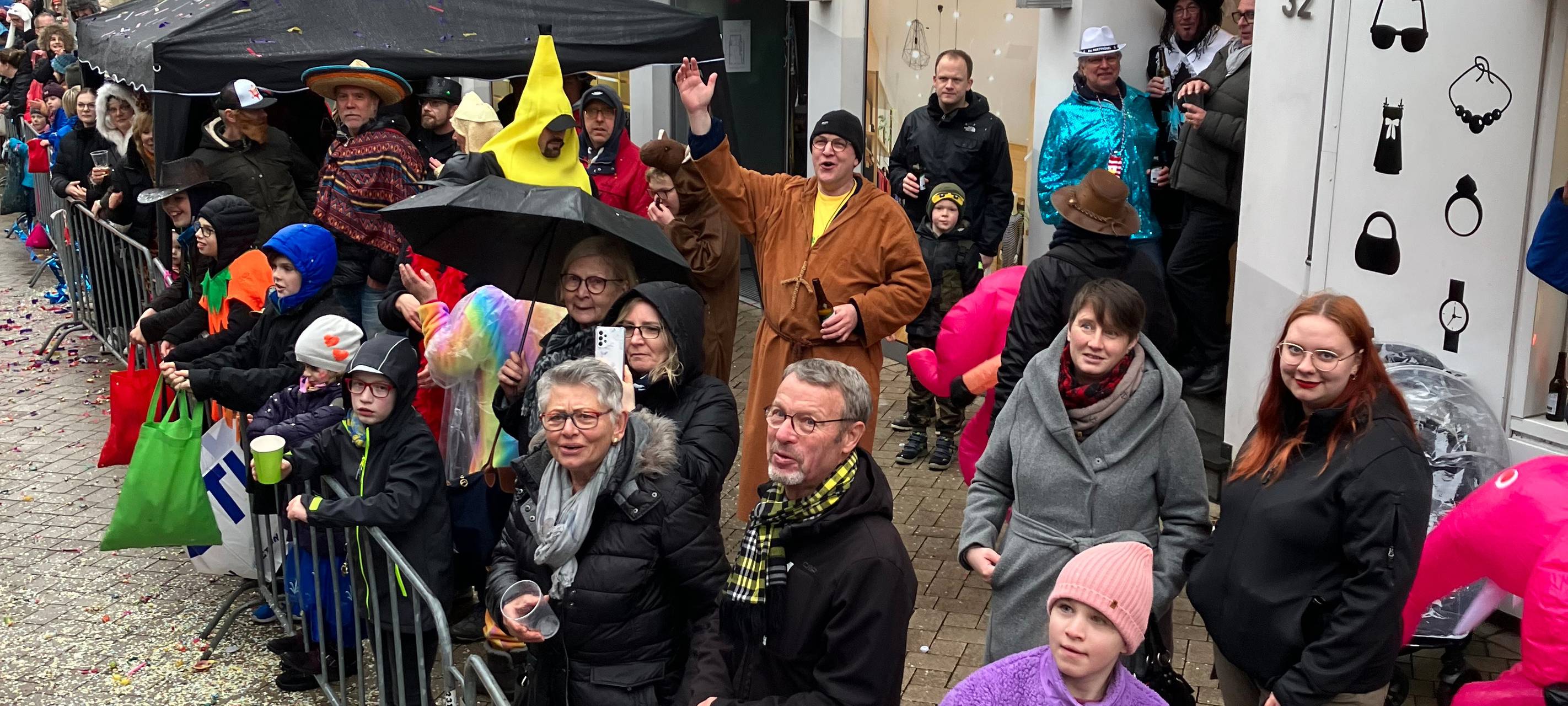Friedlicher Karnevalszug in Menden