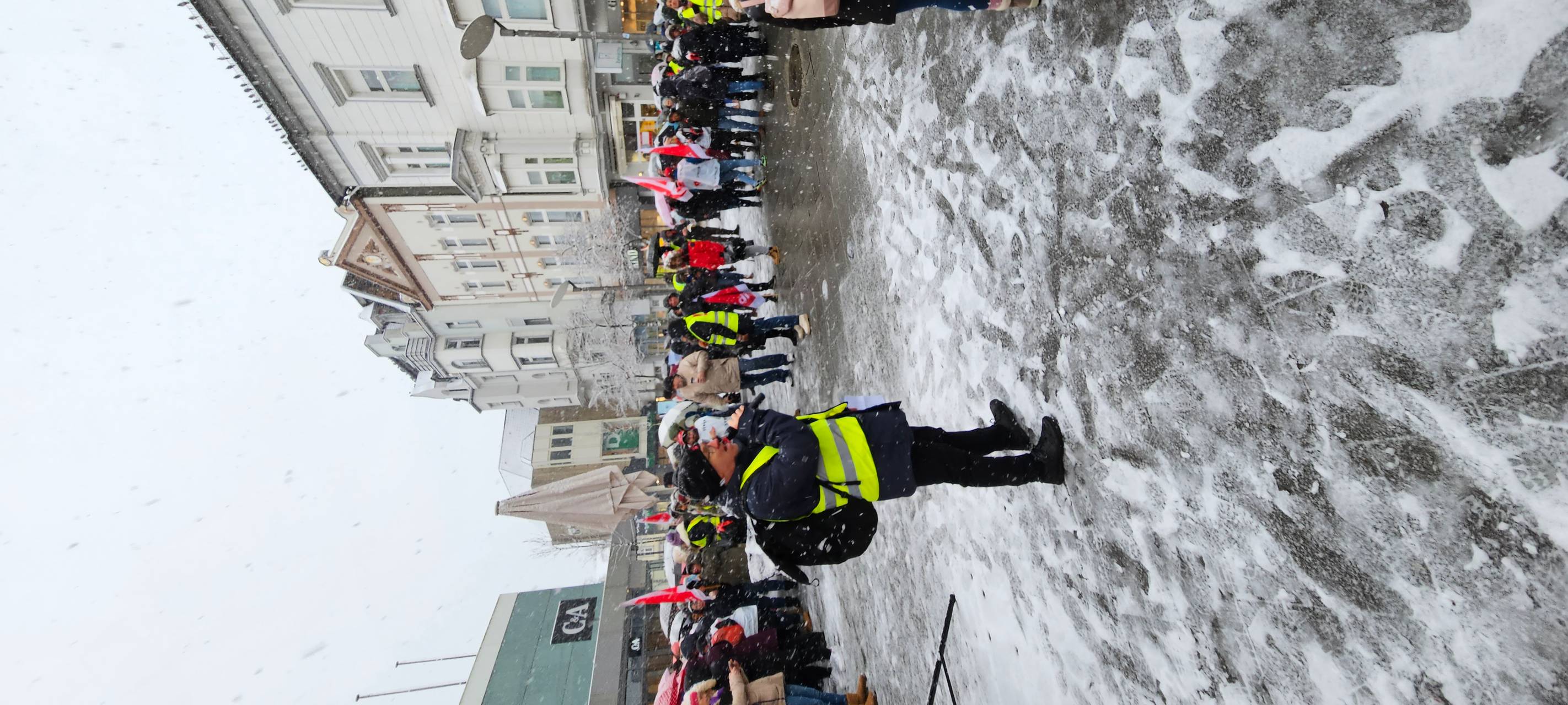 Hunderte Beschäftigte streiken in Iserlohn