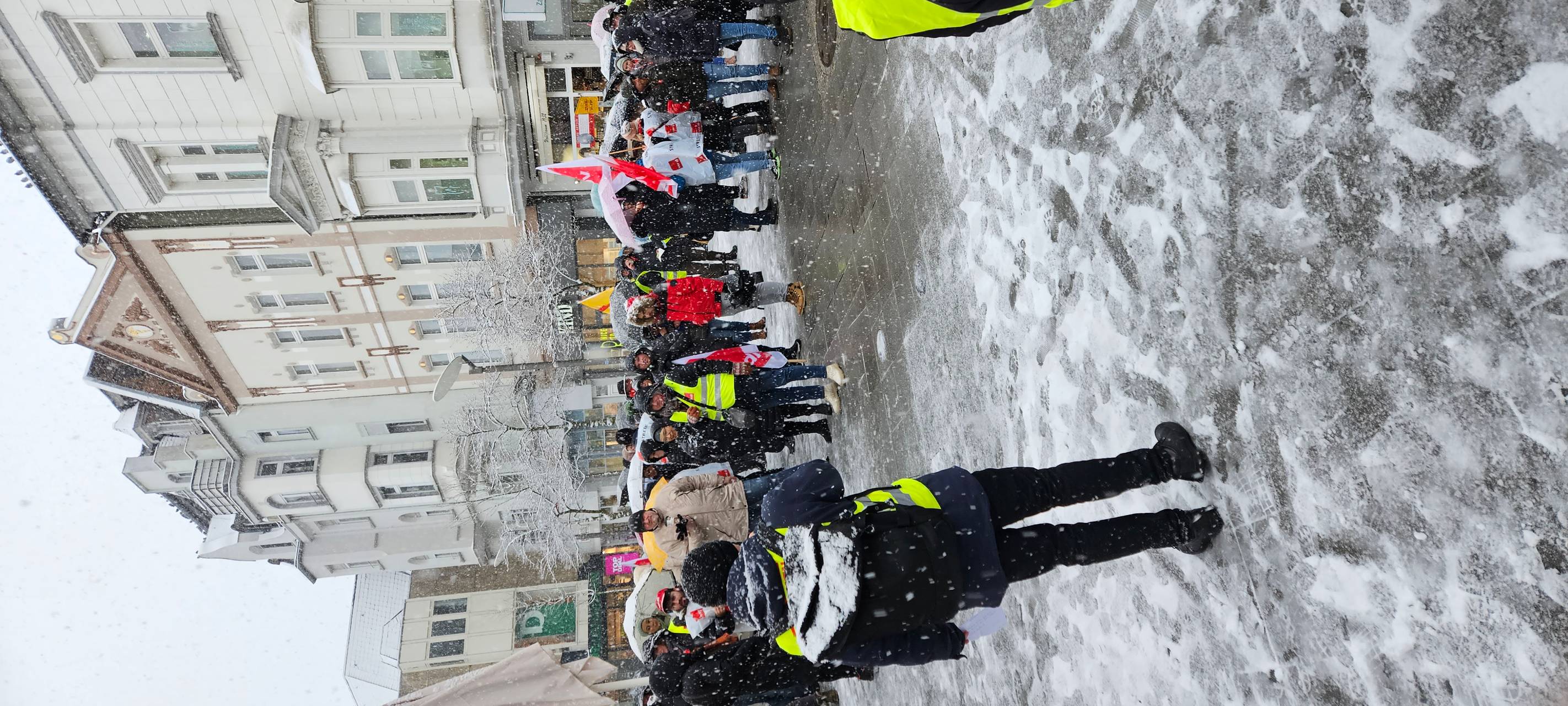 Hunderte Beschäftigte streiken in Iserlohn