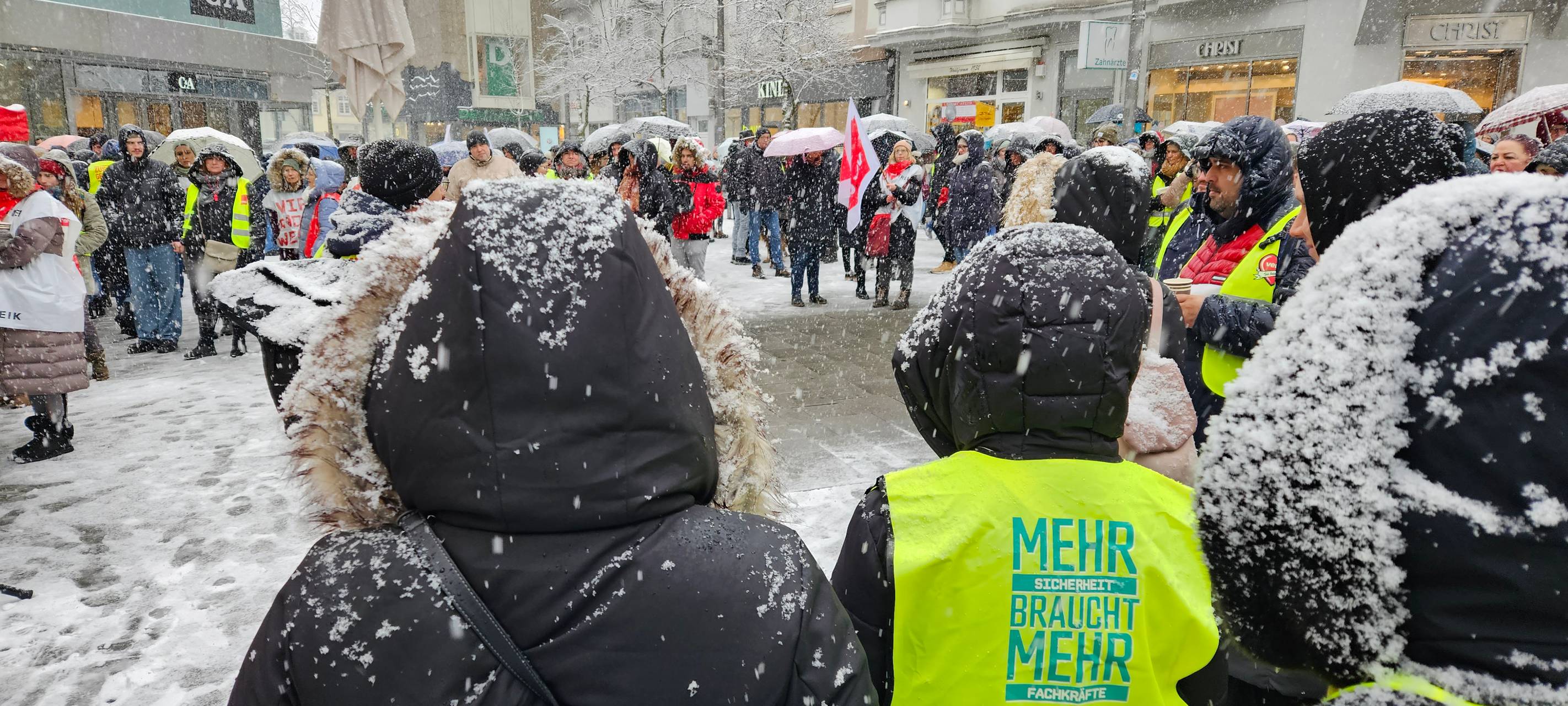 Hunderte Beschäftigte streiken in Iserlohn