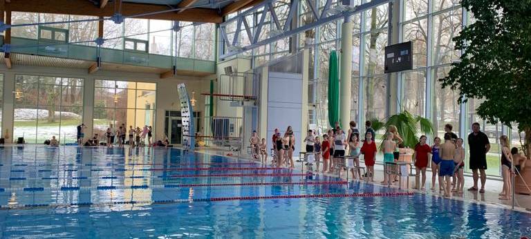 Grundschüler schwimmen in Iserlohn um den Sieg