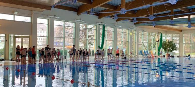 Grundschüler schwimmen in Iserlohn um den Sieg