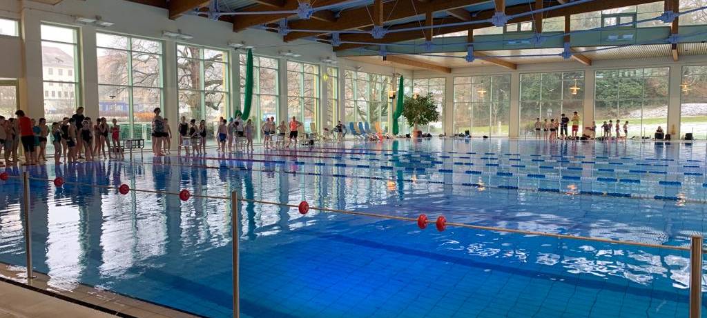 Grundschüler schwimmen in Iserlohn um den Sieg