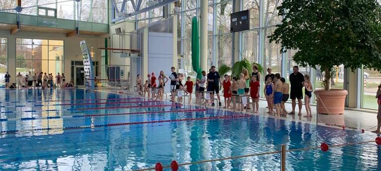 Grundschüler schwimmen in Iserlohn um den Sieg