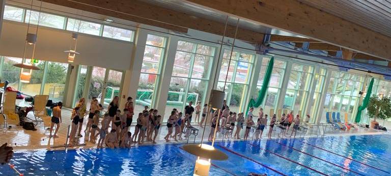 Grundschüler schwimmen in Iserlohn um den Sieg