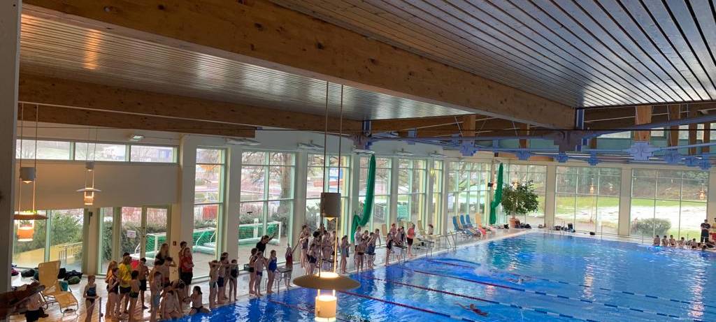 Grundschüler schwimmen in Iserlohn um den Sieg