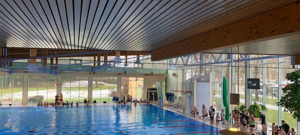 Grundschüler schwimmen in Iserlohn um den Sieg