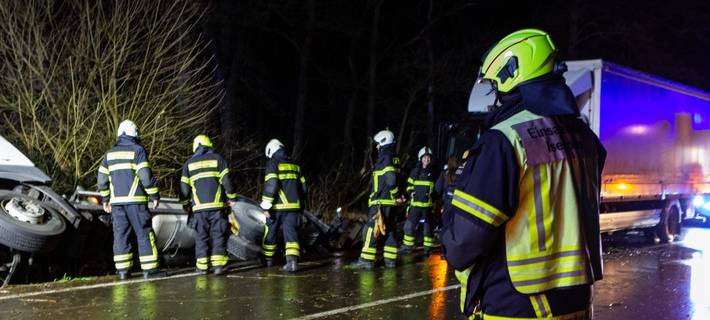 LKW blockiert stundenlang B 233 in Iserlohn-Drüpplingsen
