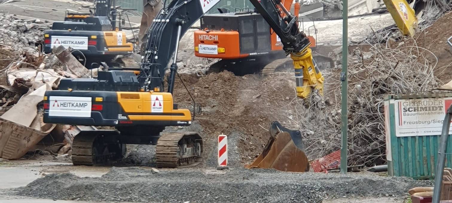 Aufräumarbeiten an der gesprengten Rahmedetalbrücke auf der A45 in Lüdenscheid