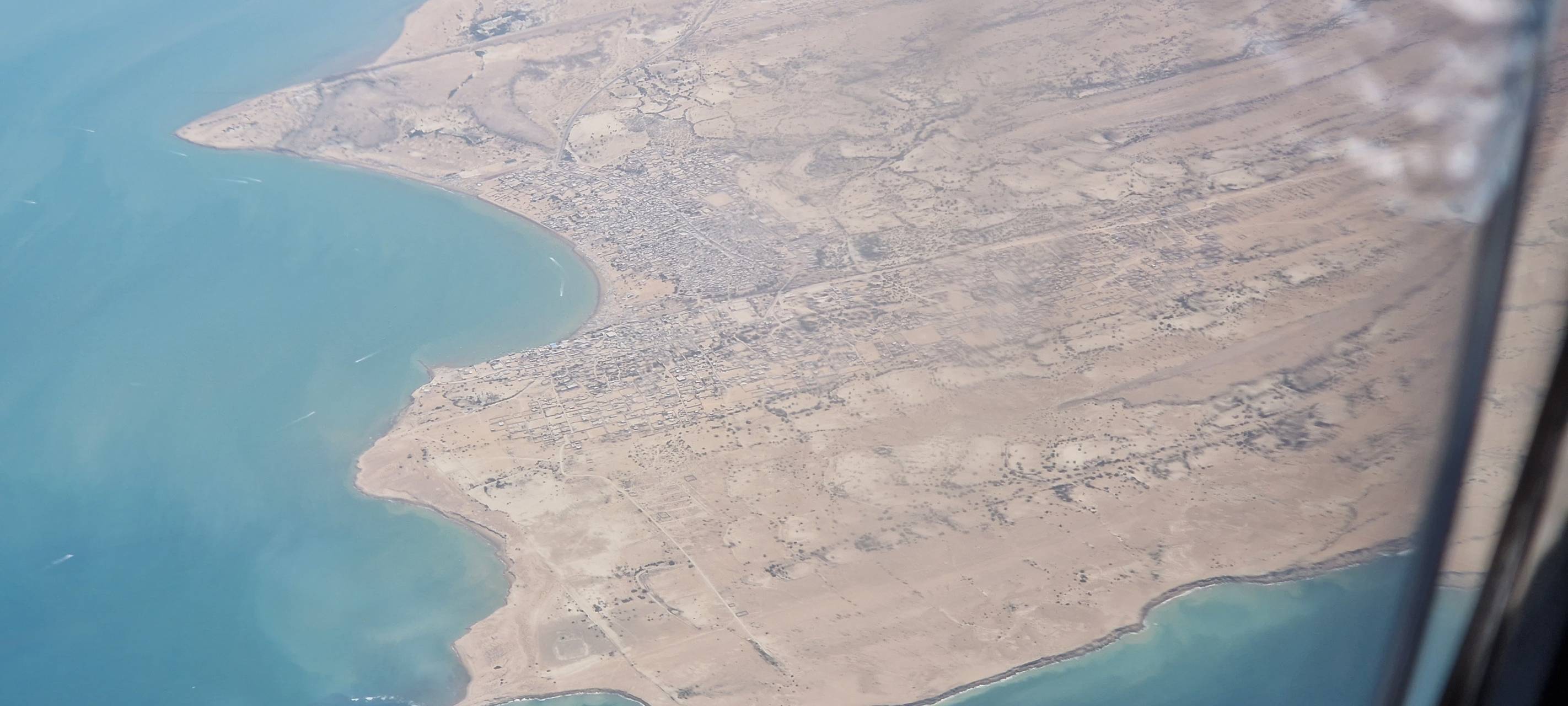 Ein Bild aus der Luft auf die pakistanische Küste