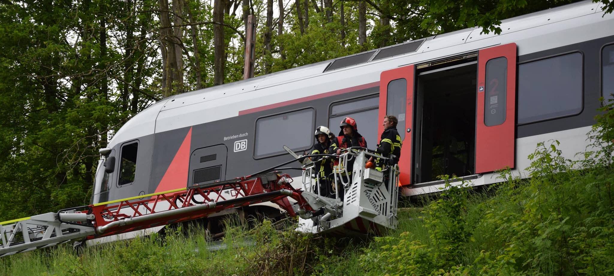 Baum fällt auf Bahn-Oberleitung in Iserlohn