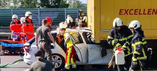 Iserlohner unter LKW eingeklemmt