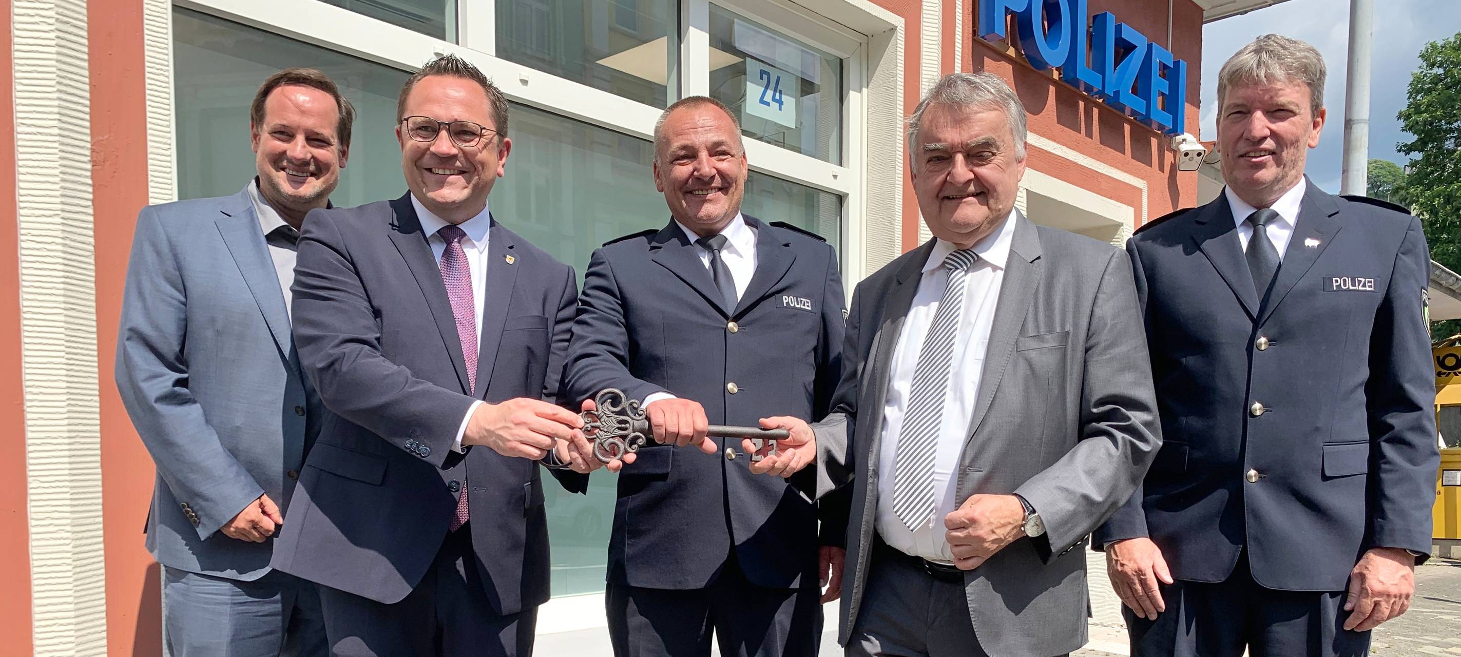 Herbert Reul weiht neue Polizeiwache in Altena ein