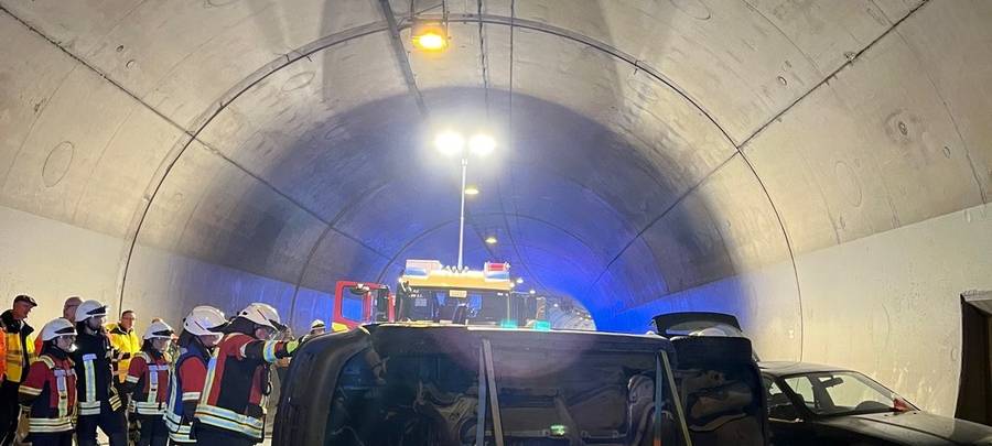 Großangelegte Feuerwehrübung im Hestenbergtunnel in Plettenberg