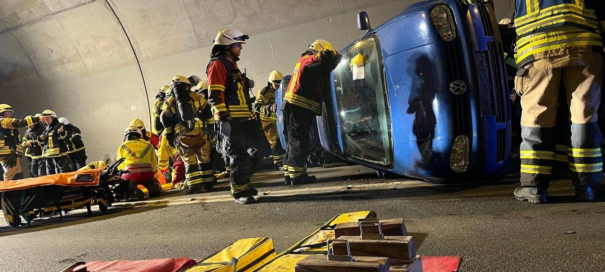 Großangelegte Feuerwehrübung im Hestenbergtunnel in Plettenberg
