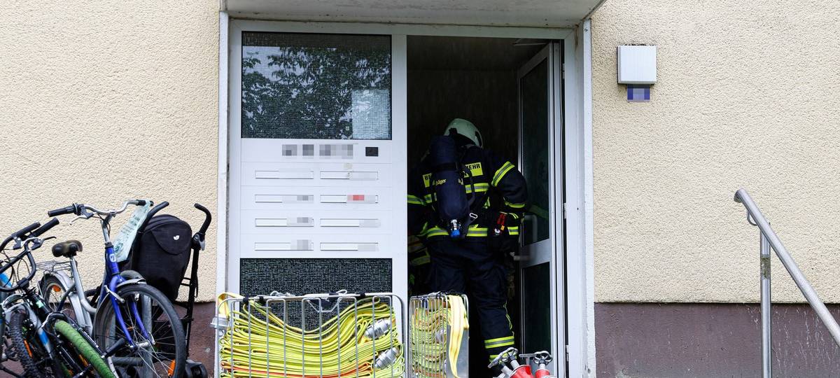 Hauseingang vom Mehrfamilienhaus, in dem der Keller gebrannt hat.