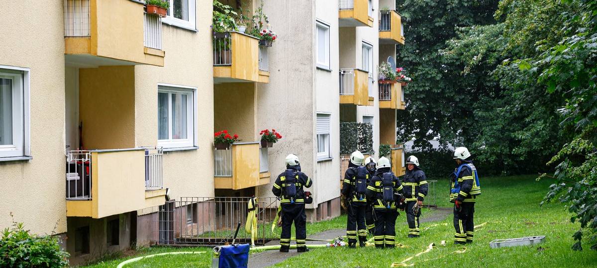 Einsatzkräfte bei Kellerbrand in Iserlohn.