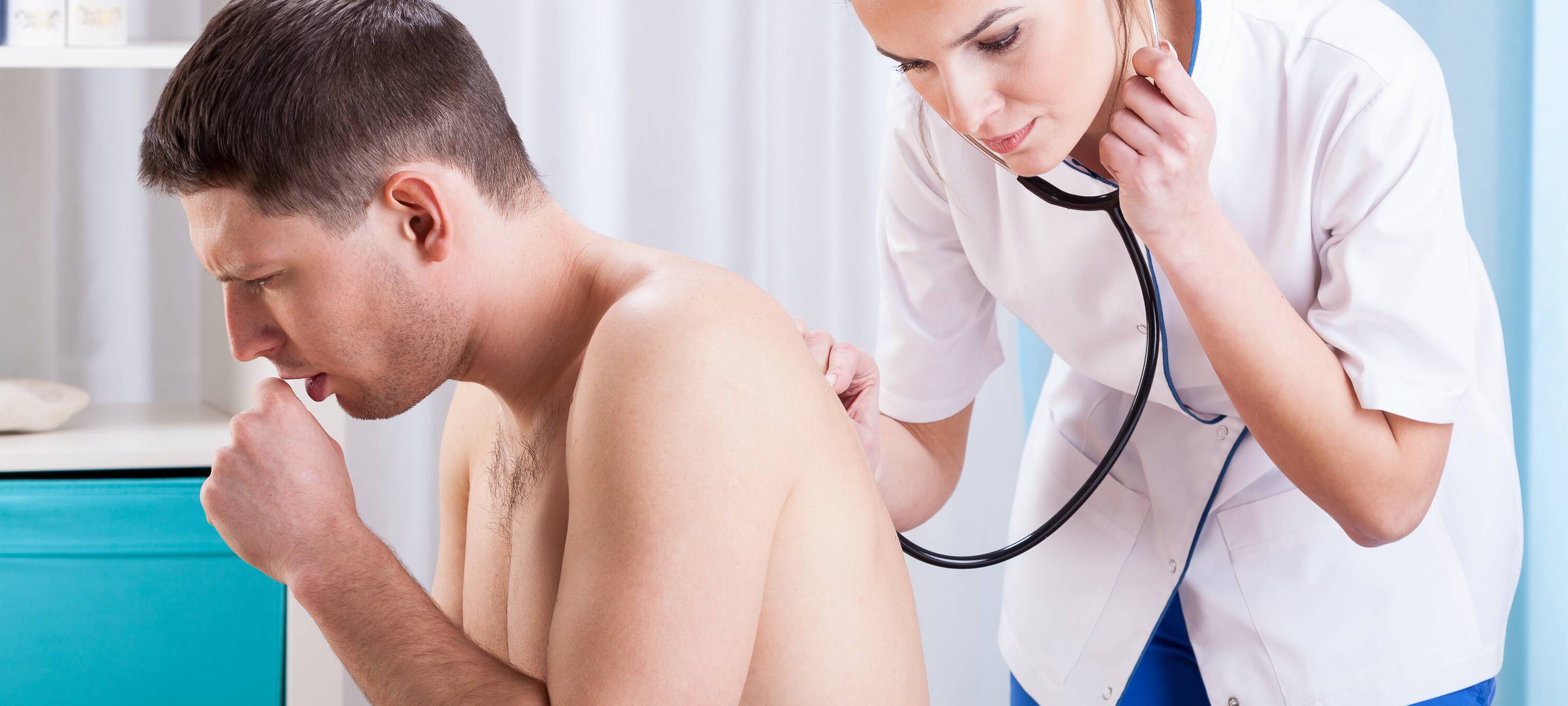 Eine Ärztin untersucht einen kranken Patienten.