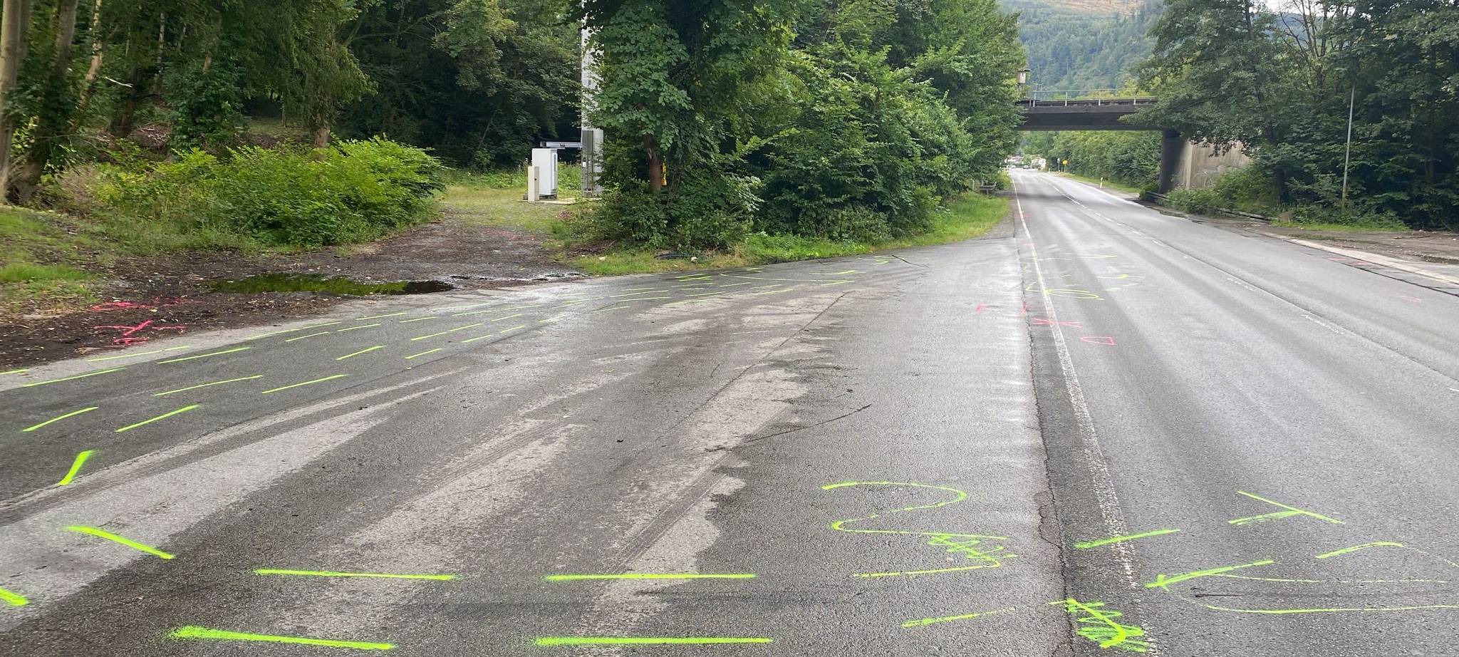 Unfallmarkierungskreide nach Unfall auf der B236