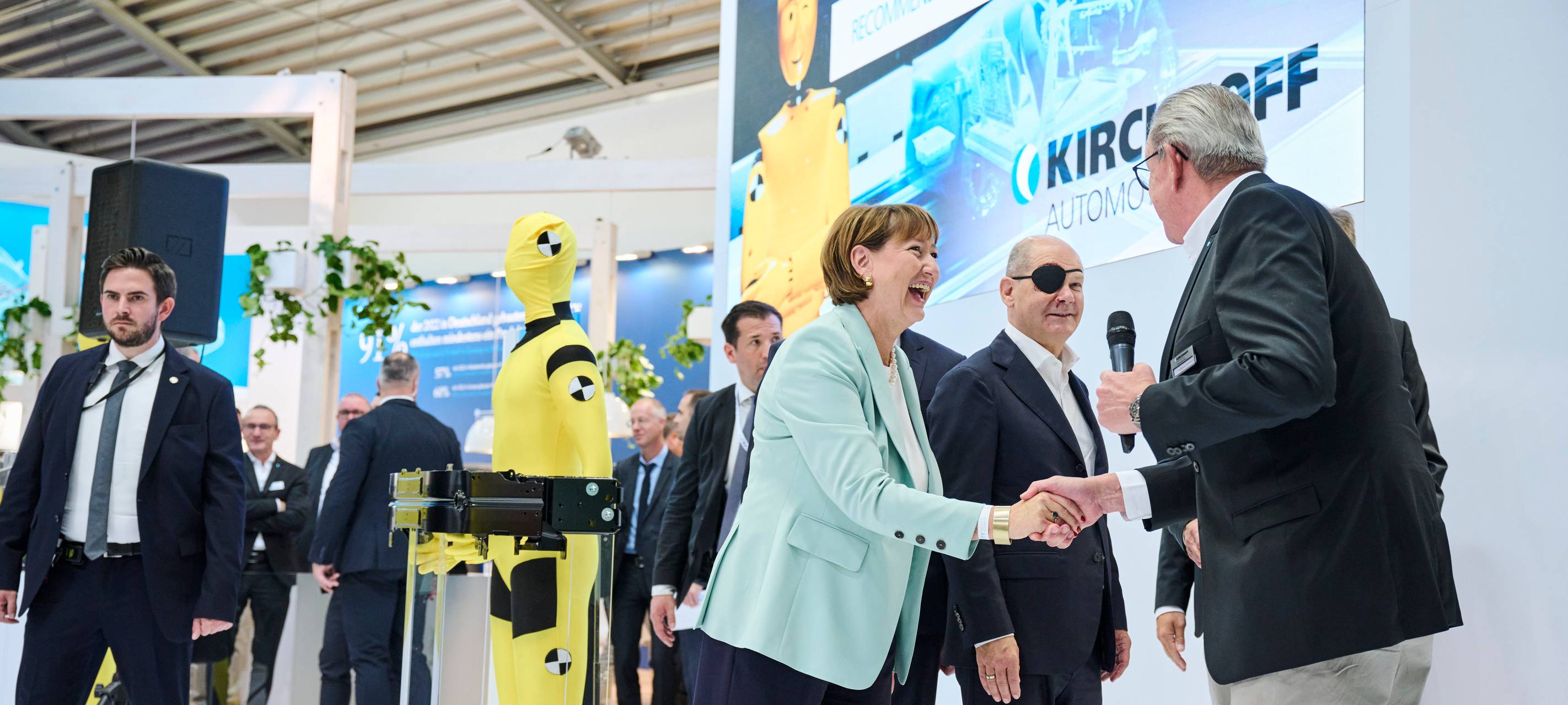 Kanzler besucht Iserlohner Unternehmen auf IAA in München