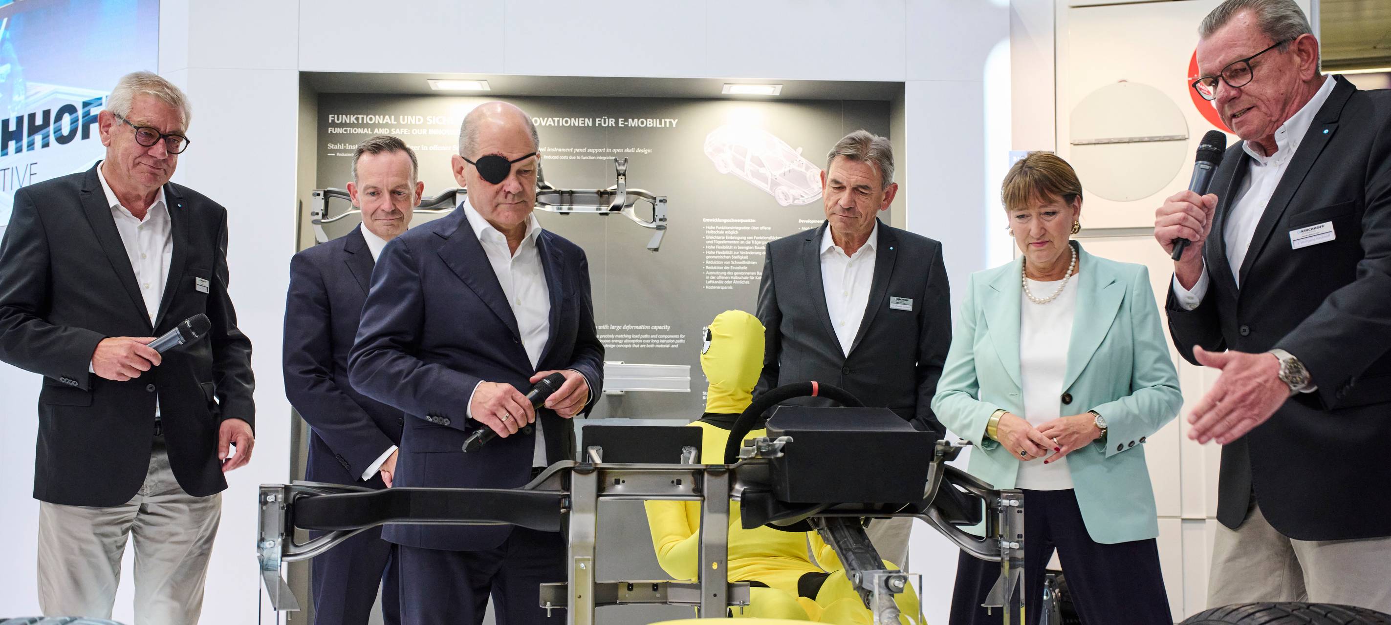 Kanzler besucht Iserlohner Unternehmen auf IAA in München