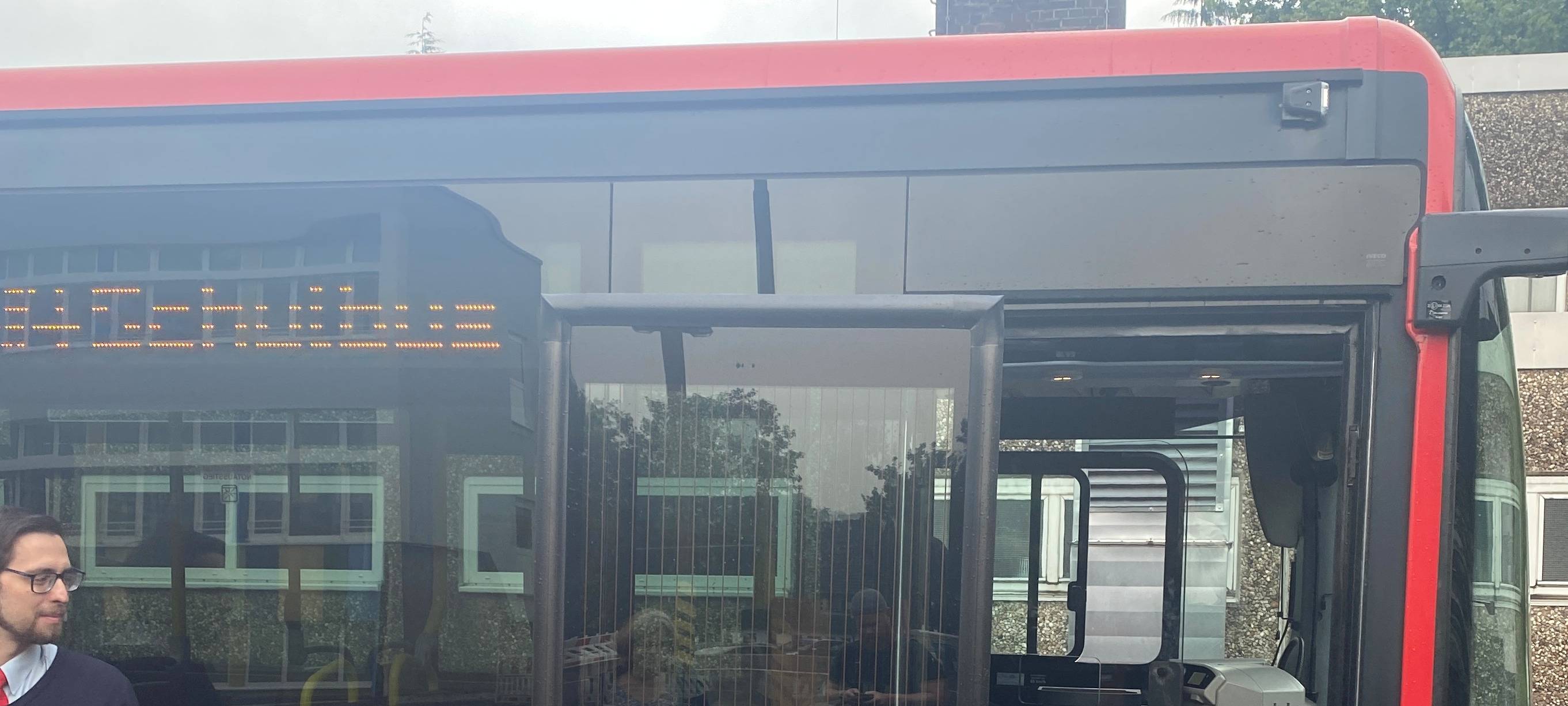 „Bus-Schule" im Märkischen Kreis: Sicherheit im Straßenverkehr für Schulanfänger